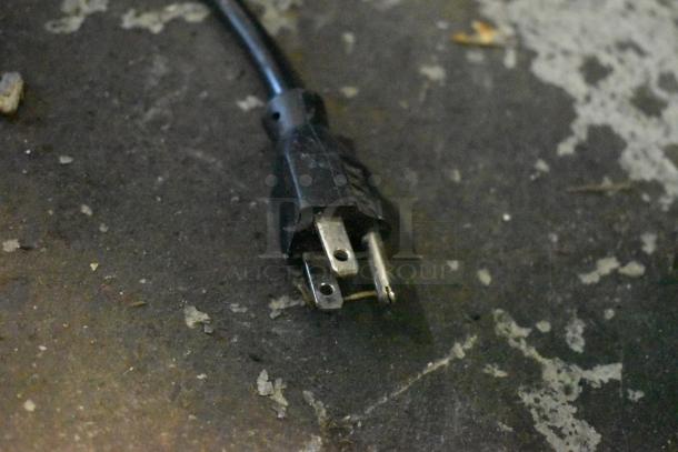 Manitowoc SD0452A ice machine head on SPA310 dispenser, 115V, 1 phase. Appears in good condition, suitable for hotel use.