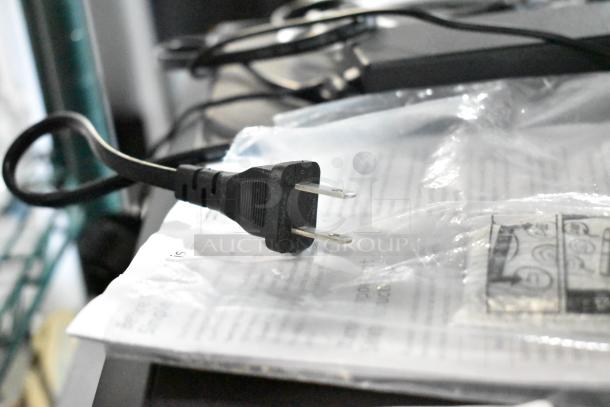 Epson Perfection V600 Scanner plug and cables shown, indicating included accessories.