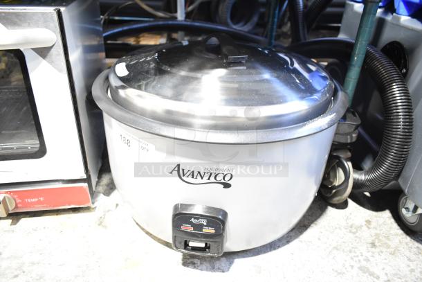 Brand new Avantco 177RCB124 rice cooker, 124 cup capacity, scratch and dent condition, with removable lid. 240V, 1 phase.