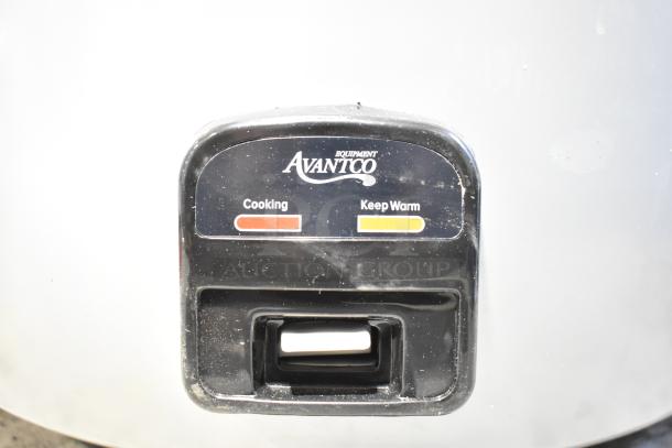 Alt text: "Avantco 177RCB124 electric rice cooker display showing cooking and keep warm modes."