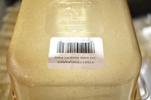 "Lot of containers with lids, featuring a 1/3 size insert pan. Barcode: FG217P00AMBR 86876. Items in good condition."