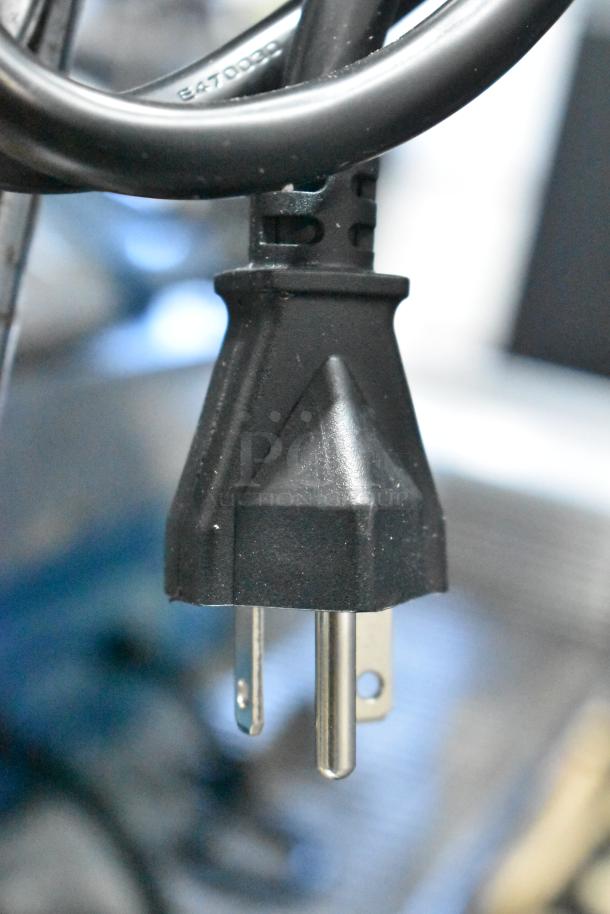 Avantco IC35SU stainless steel induction range plug, 208-240V, showing minor scratches; see listing for details on condition.