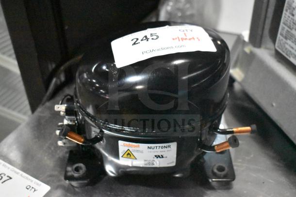 BRAND NEW SCRATCH AND DENT! Cubigel NUT70NR Motor, 115-127V, 1 Phase, visible scratch, labeled with model details.