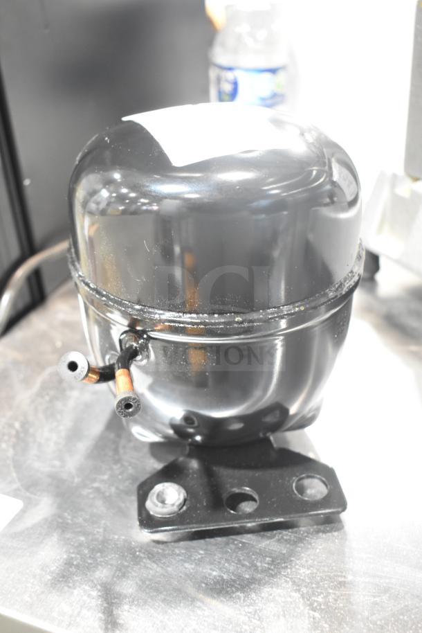 BRAND NEW SCRATCH AND DENT Cubigel NUT70NR Motor, 115-127V, 1 Phase. Black finish with minor surface imperfections.