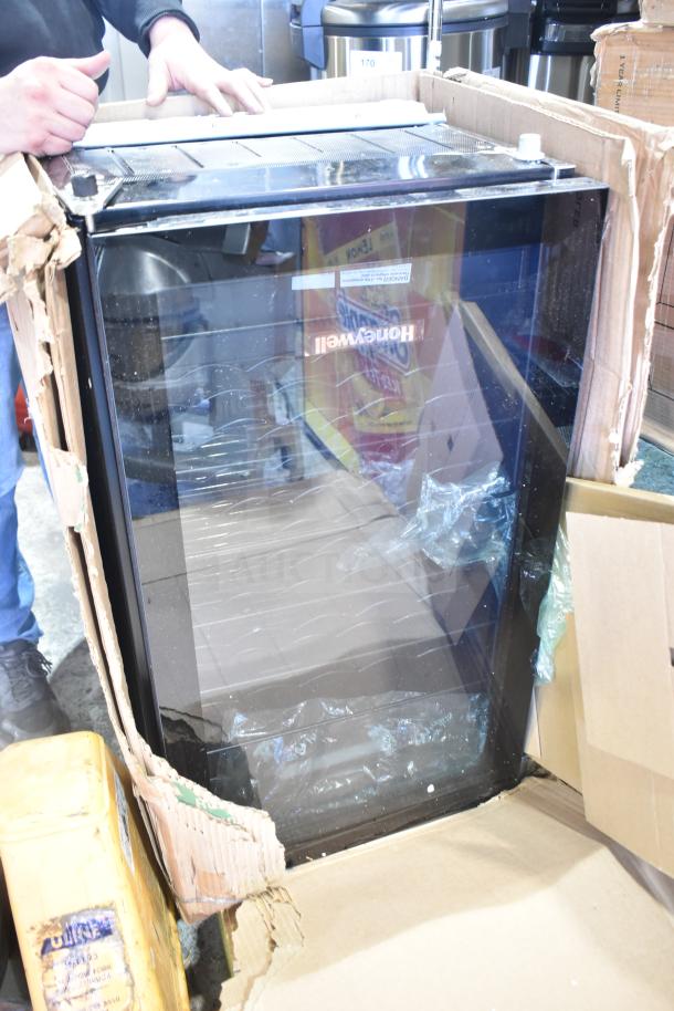 Honeywell H34WCB wine cooler, 34 bottle capacity, visible damages on cardboard packaging, model label on glass door.