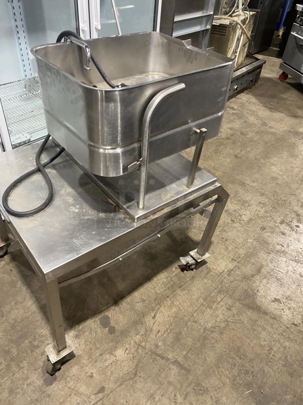 Groen TD/FPC commercial stainless steel tilting skillet/braising pan on casters, natural gas-powered, model 2306CDF, 208V.