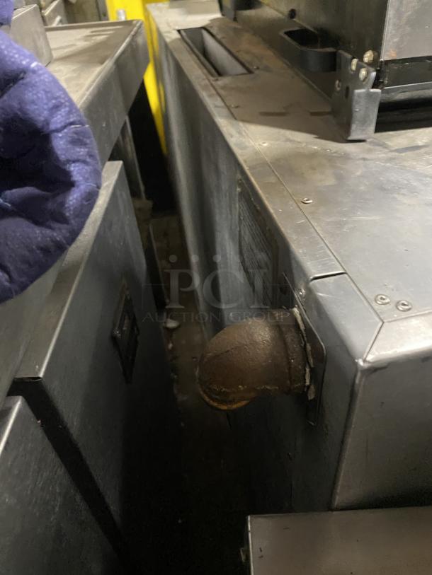 Amana GP-61 commercial stainless steel pizza and bake countertop oven. Features 2 baking chambers, sturdy build.