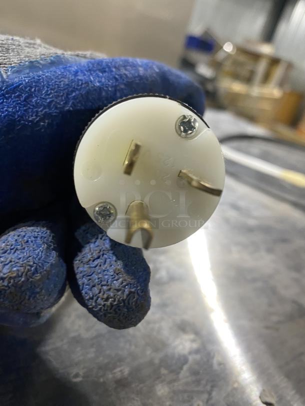 Hoshizaki KM-660MRJ ice maker plug with visible grounding prong. Electric powered, 115V, 1 phase.