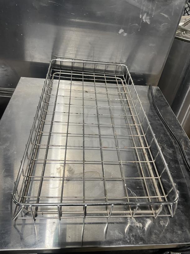Chrome plated full-size bagel/pastry wired rack in excellent condition, ideal for commercial use.