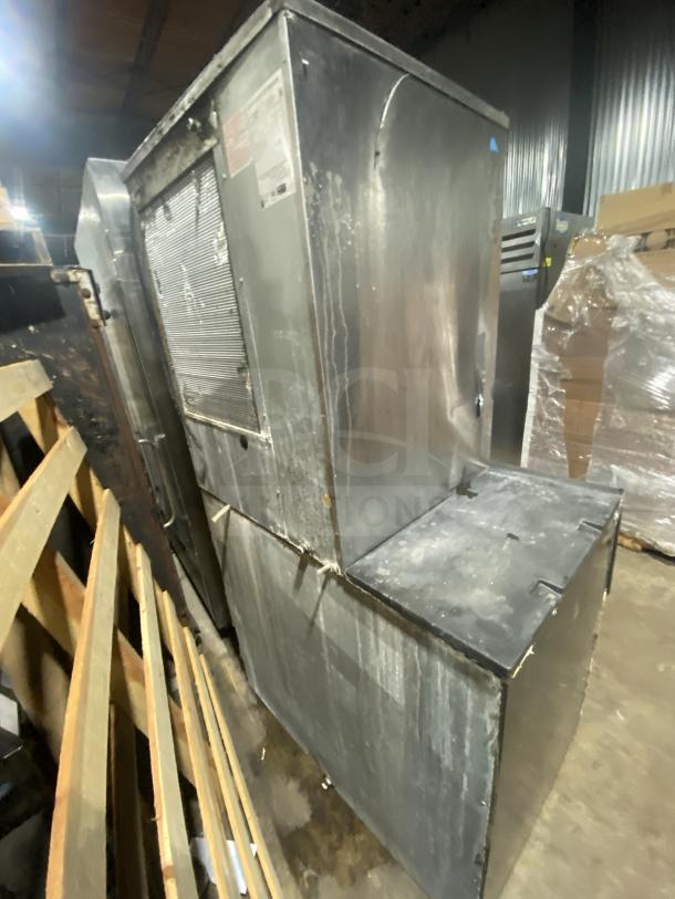 Hoshizaki KM-901MAH, commercial stainless steel ice machine head/bin combo, 208-230V, air-cooled, crescent cube style, used.