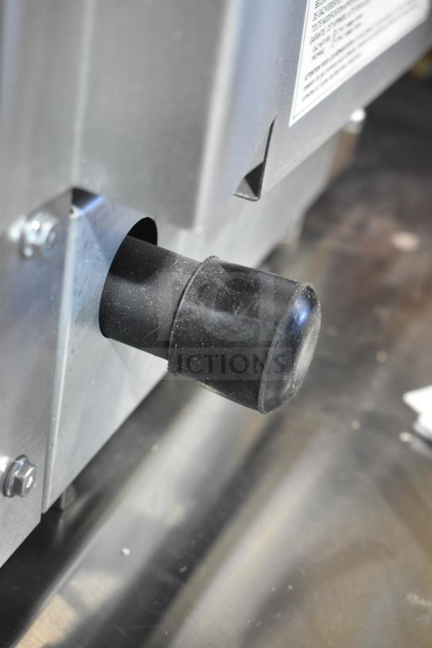 Vollrath GGMDM-12 12" medium-duty griddle with manual controls, showing a close-up of the control knob.