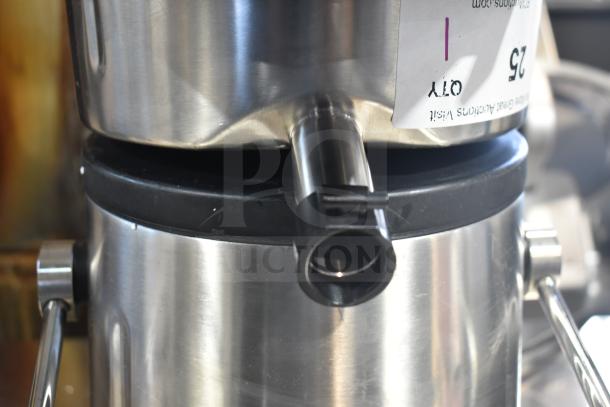 2025 AvaMix 928JE700 juice extractor with pulp ejection, 120V, brand new with scratch and dent; stainless steel finish.