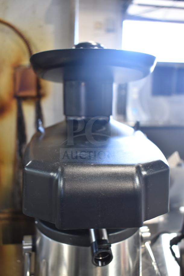 BRAND NEW AvaMix 928JE700 juice extractor, continuous feed, pulp ejection, 120V, scratch and dent condition.