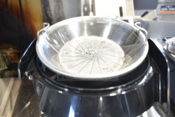 Brand new AvaMix 928JE700 juice extractor, continuous feed with pulp ejection, 120V, scratch and dent condition.