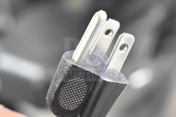 Close-up of a three-prong plug for the AvaMix 928JE700 juice extractor, showing minor cosmetic imperfections.