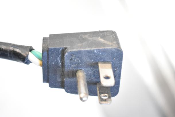 Power plug for Everest EPPSR2 Commercial Pizza Prep Table, 115 Volts, 1 Phase. Close-up view of a three-prong plug.