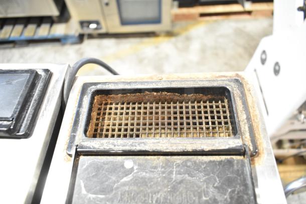 Bunn VPR Commercial Coffee Machine, 2 burners, 120 volts, countertop model. Visible wear and rust on the exterior.