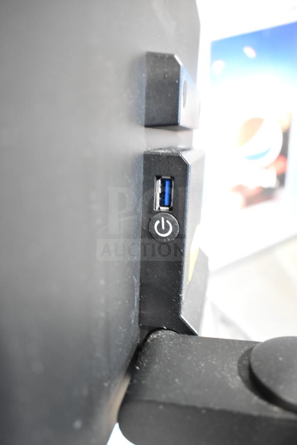 Mettler Toledo FreshWay scale close-up, showing USB port and power button. Model FreshWay, 100-240V, 1 Phase.