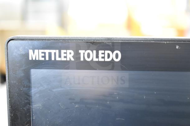 Mettler Toledo FreshWay Scale, black casing, visible wear. Model for precise food portioning, 100-240V, 1 Phase.