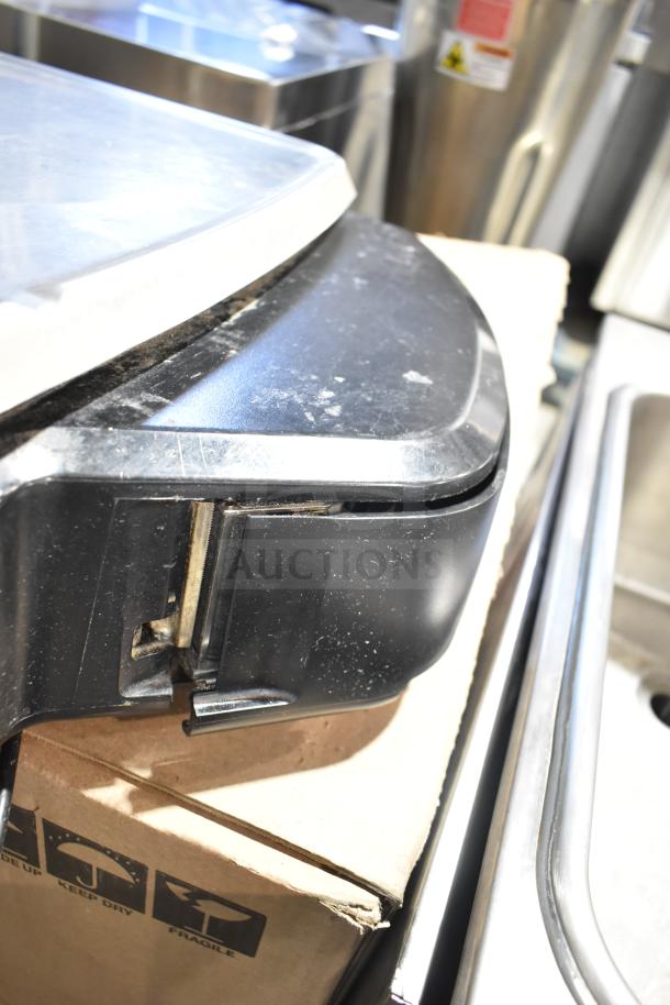 2016 Hobart HTi-7LH commercial countertop scale, black casing, tested and working. Suitable for 120/208-240 volts, 1 phase.