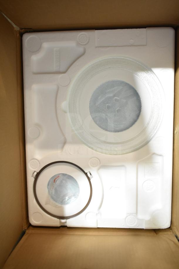 Packaging for Galanz 0.7 Cu ft Retro Countertop Microwave Oven, new with minor dents. Includes glass turntable.