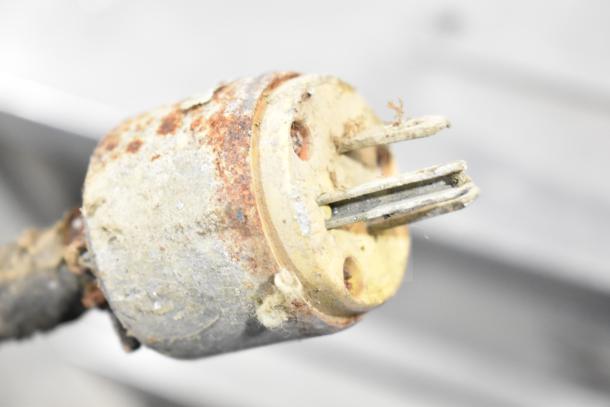 Henny Penny HC900 Heated Holding Cabinet power plug, showing rust and wear. 115 Volts, 1 Phase compatibility.