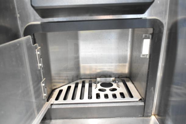 Multiplex MA-8-1US Blend In Cup workstation interior with stainless steel finish. Compatible with 115 volts, 1 phase.