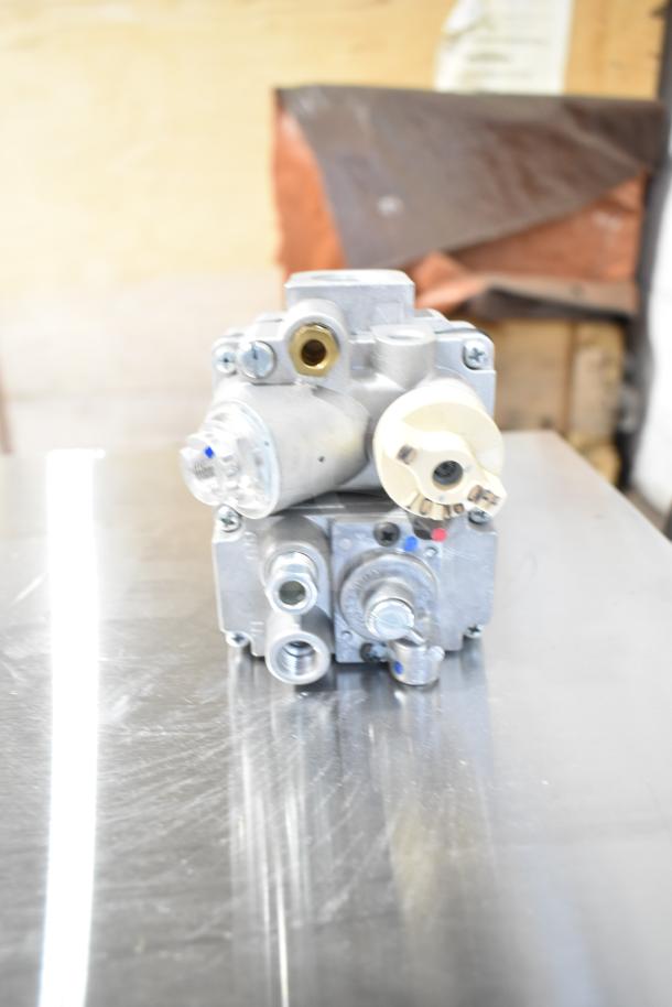 New Robertshaw 7000BMSGOR Thermostat, scratch and dent condition, visible metal components, industrial use.