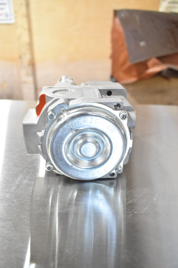 Brand new Robertshaw 7000BMSGOR thermostat. Scratch and dent item, engraved logo, and PSI markings visible.