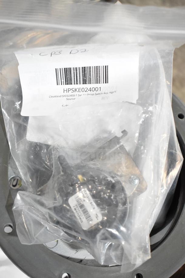 Brand new Hobart FD4/150-1 commercial garbage disposer, 1.5 hp, with adjustable feet. Model 425FD41501, scratch and dent condition.