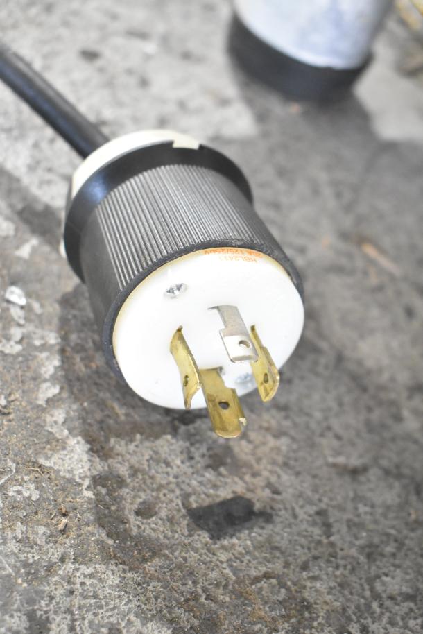 Close-up of an electrical plug for Hatco Glo Ray Commercial Countertop Heated Display Warmer, 120/208-230 Volts.