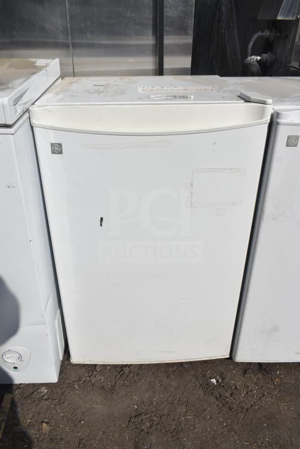 GE GMR04AAMWW Mini Cooler, white, visible logo, some surface marks. Auction includes five cooling units.