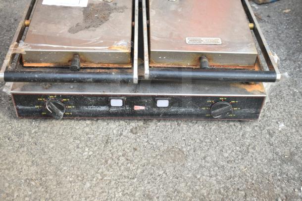 Cecilware TSG2F Countertop Double Panini Press, 230V, 1 Phase. Features dual temperature controls. Used condition.