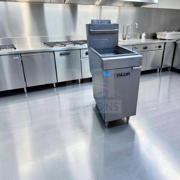 Elite Condition Vulcan 1VEG35M Commercial Gas Fryer, 40 lb capacity, floor model, natural gas, fully tested and operational.