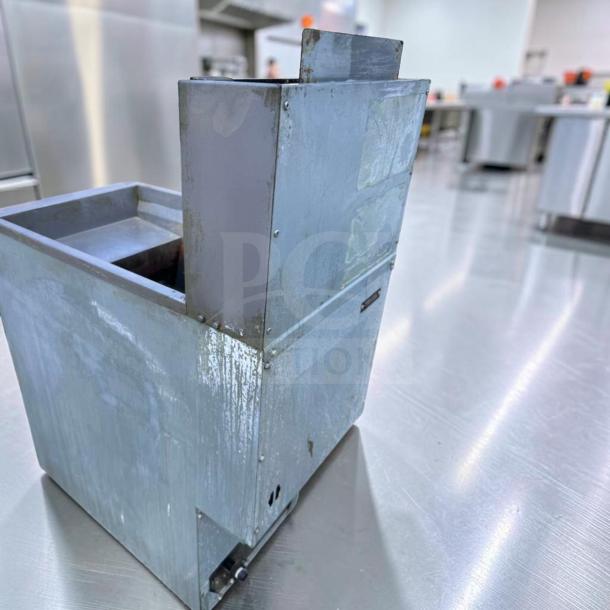 Elite condition Vulcan 1VEG35M commercial gas fryer, 40 lb capacity, floor model, natural gas, fully tested.