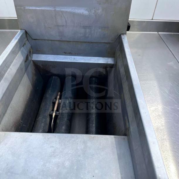 Vulcan 1VEG35M commercial gas fryer interior, 40 lb capacity, natural gas, showing heating elements, elite condition.