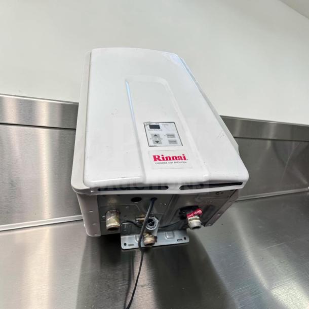 Rinnai V75iN tankless water heater, 7.5 GPM, 180,000 BTU, natural gas, indoor model, exceptional condition, high efficiency.