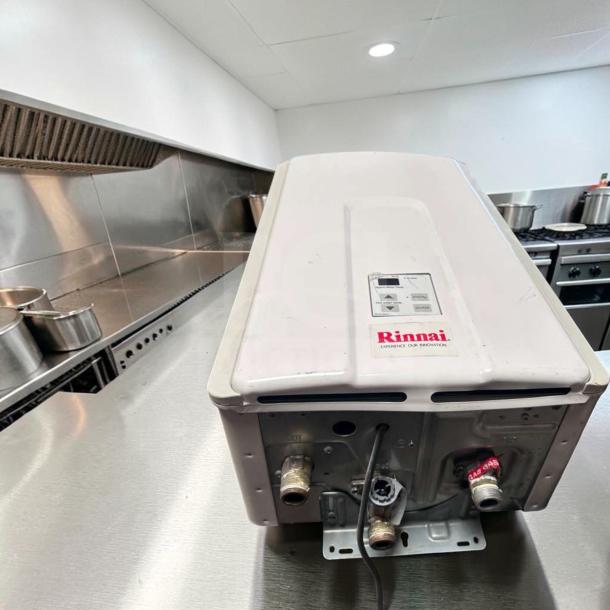 Rinnai V75iN tankless water heater, 7.5 GPM, 180,000 BTU, natural gas, indoor installation, excellent condition, fully tested.