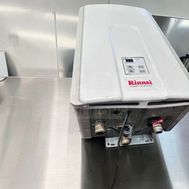 Rinnai V75iN tankless water heater, 7.5 GPM, 180,000 BTU, natural gas, indoor, top-tier condition, fully tested.