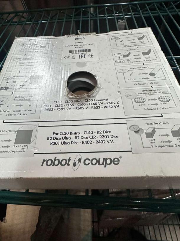 Brand new Robot Coupe 28163 RG5 grating disc for commercial food processor. Compatible with multiple models. Box indicates model and usage details.