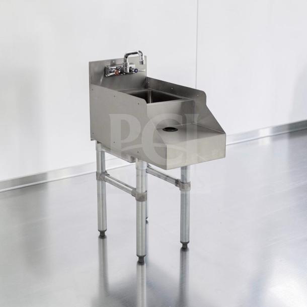 Advance Tabco SL-RS-18 stainless steel blender station with 18"x23" dump sink. Superior condition, includes faucet, fully tested.