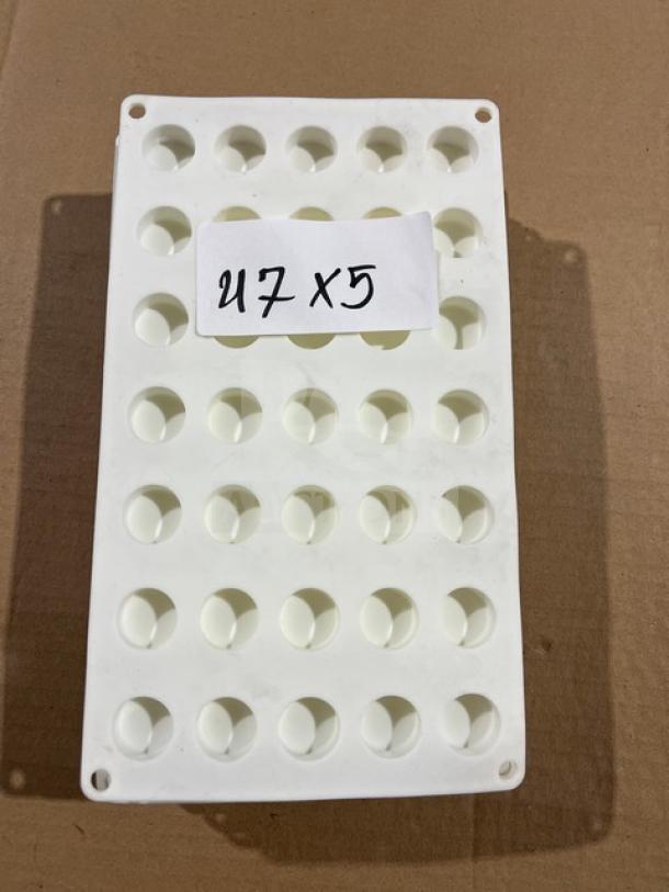 White plastic vial rack with 35 wells, stackable design. Appears in good condition. Label reads "47 X 5."