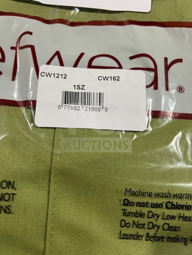 NEW Chefwear green bar/chef apron, model 1SZ, in packaging. Features machine wash instructions and company label. One size fits all.