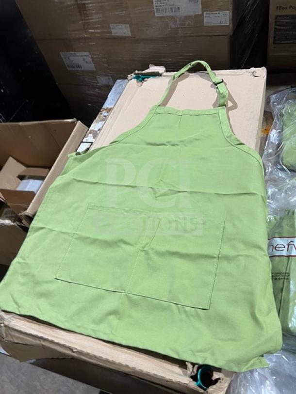 Chefwear Commercial Green Apron, One Size, Model 1SZ, new condition. Features front pockets; ideal for chefs or bartenders.