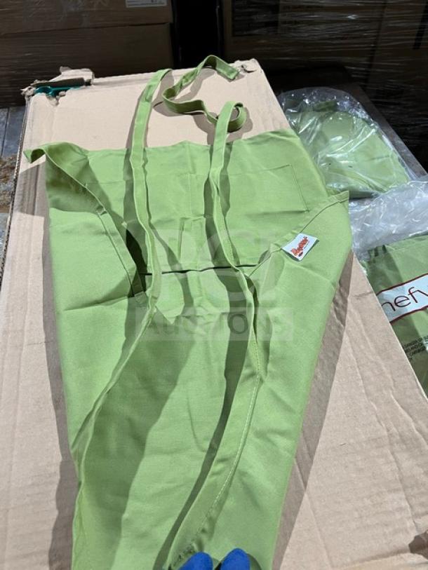 New Chefwear Commercial Green Apron, Model 1SZ, One Size. Durable fabric, brand tag visible. Ideal for chefs or bartenders.