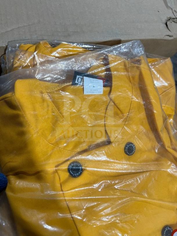 Brand new Chefwear CW114 yellow barwear coat, size 3X, in packaging. Features black buttons, excellent condition.