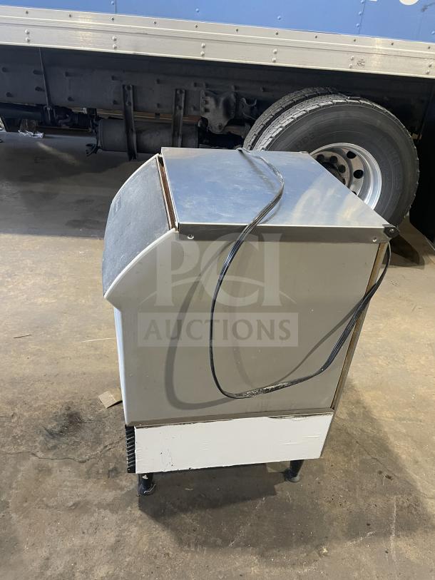 Ice O-Matic ICEU220HA3 commercial ice maker, model 115V, 1 phase, on legs, visible wear, serial: 16081280010645.