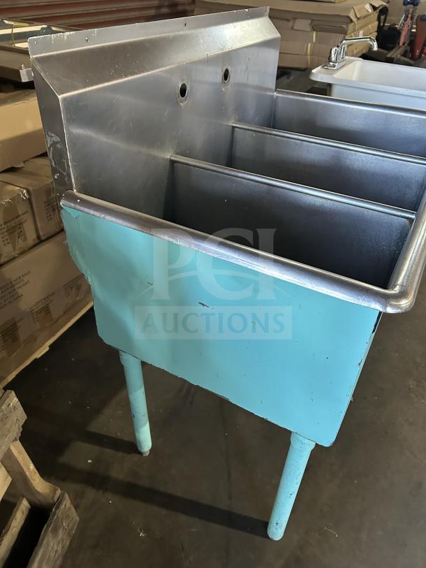 Commercial 3-compartment bar sink in teal with stainless steel top, on legs. Ideal for bar setups. Good condition.