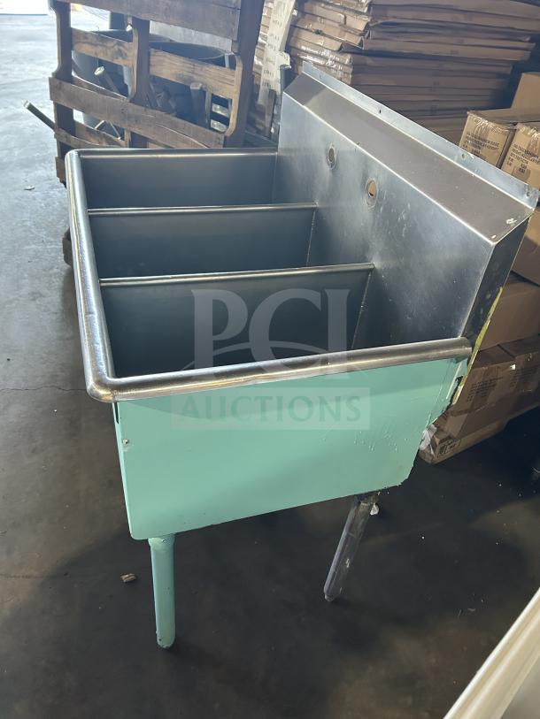 Commercial stainless steel teal 3-compartment bar sink with legs, in good condition. Ideal for bar or kitchen use.
