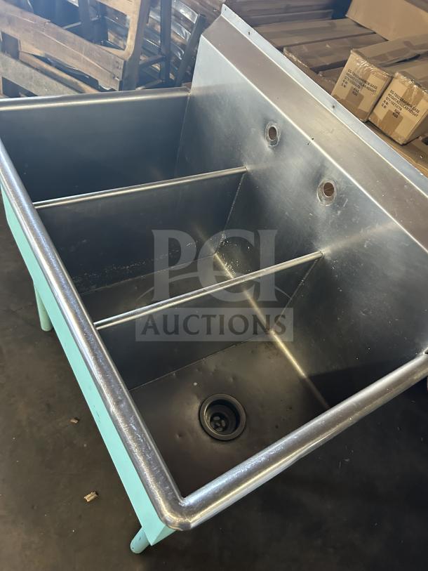 Commercial stainless steel teal 3-compartment bar sink with legs, in good condition. Ideal for bar setups.